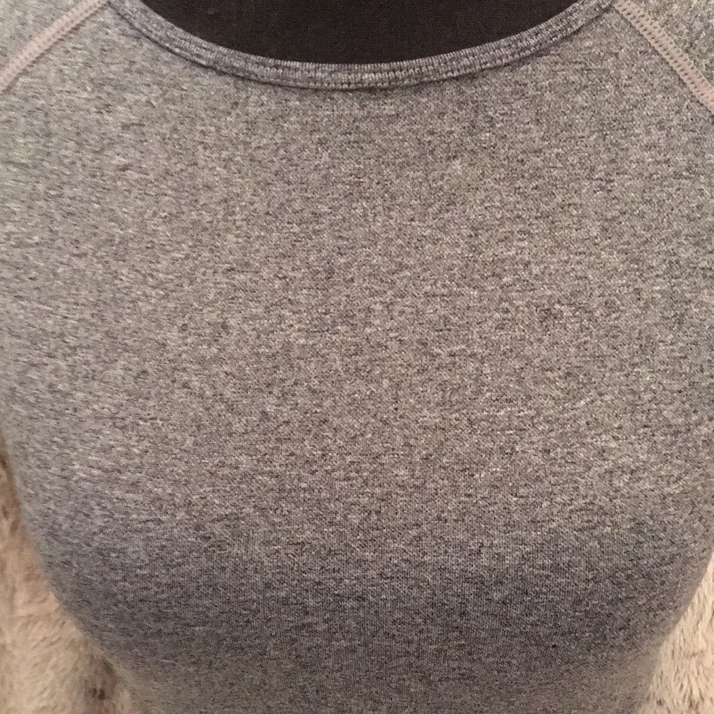 Gray Fitted Crop Top with Raglan Sleeves - Picture 3 of 11